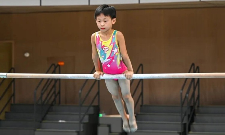 打破小贝纪录，布鲁日前锋福布斯是欧冠对巴萨传射最年轻球员